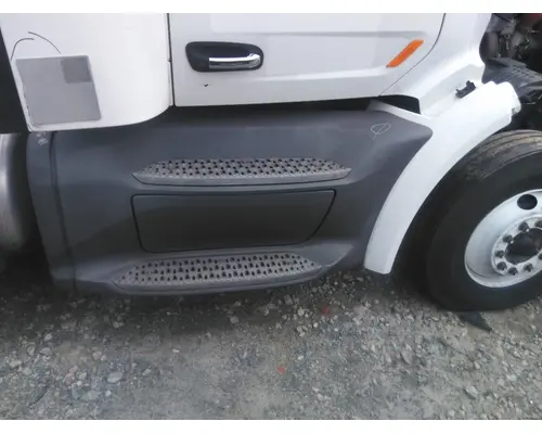 PETERBILT 579 CAB SKIRTSIDE FAIRING