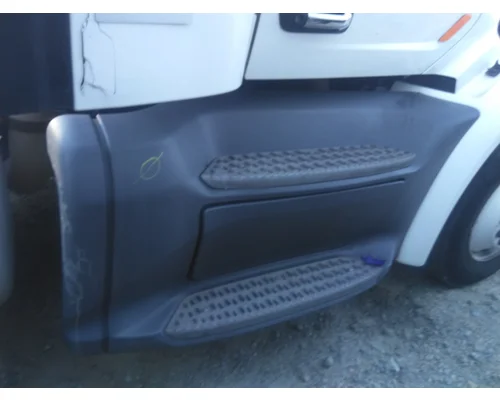 PETERBILT 579 CAB SKIRT/SIDE FAIRING