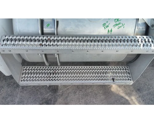 PETERBILT 579 CAB STEP