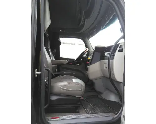 PETERBILT 579 CAB
