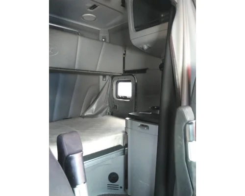 PETERBILT 579 CAB