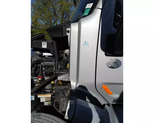 PETERBILT 579 COWL