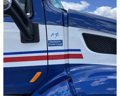 PETERBILT 579 COWL