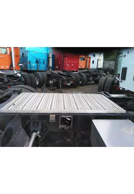 PETERBILT 579 DECK (CATWALK) STEP