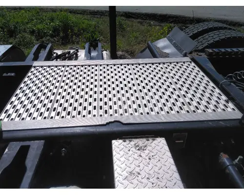 PETERBILT 579 DECK (CATWALK) STEP