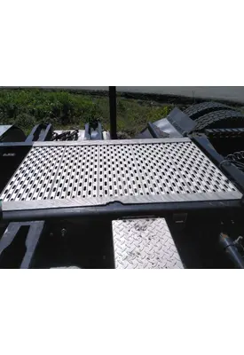 PETERBILT 579 DECK (CATWALK) STEP
