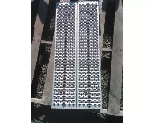 PETERBILT 579 DECK (CATWALK) STEP