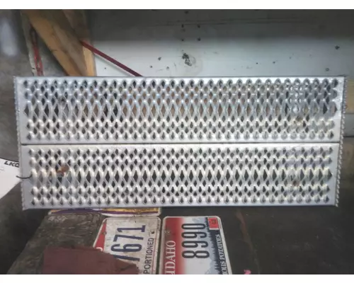 PETERBILT 579 DECK (CATWALK) STEP