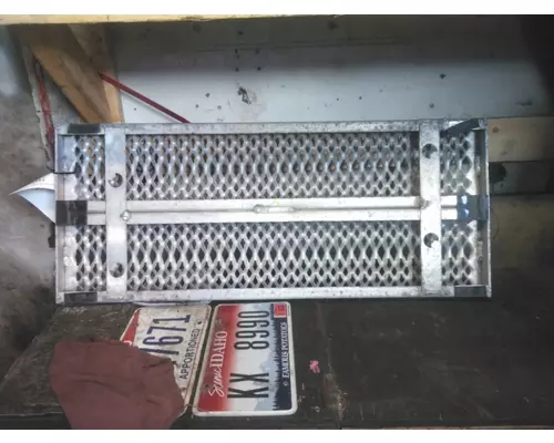 PETERBILT 579 DECK (CATWALK) STEP
