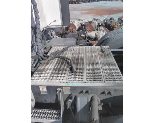 PETERBILT 579 DECK (CATWALK) STEP