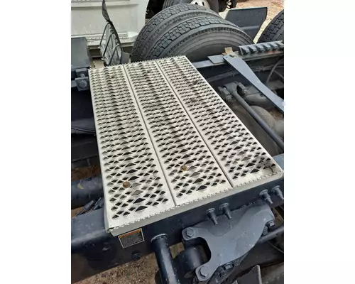 PETERBILT 579 DECK (CATWALK) STEP