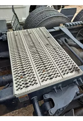 PETERBILT 579 DECK (CATWALK) STEP