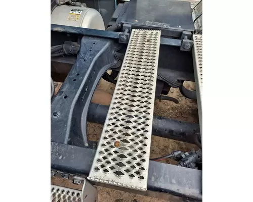 PETERBILT 579 DECK (CATWALK) STEP