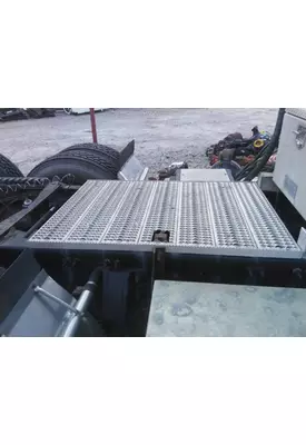 PETERBILT 579 DECK (CATWALK) STEP