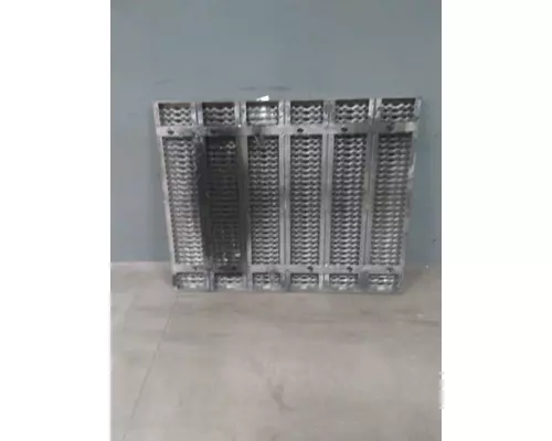 PETERBILT 579 DECK (CATWALK) STEP