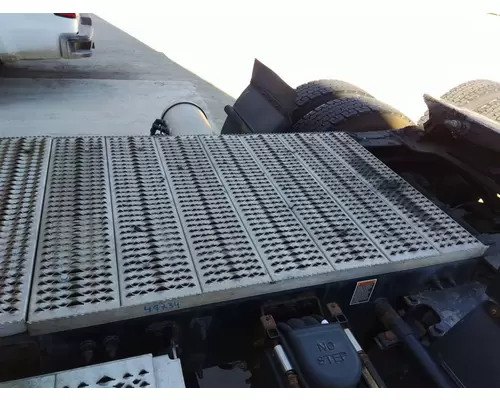 PETERBILT 579 DECK (CATWALK) STEP