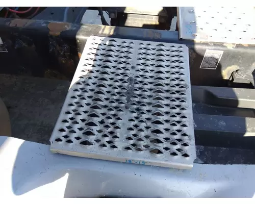 PETERBILT 579 DECK (CATWALK) STEP
