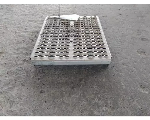 PETERBILT 579 DECK (CATWALK) STEP