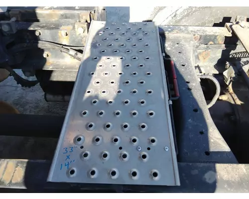 PETERBILT 579 DECK (CATWALK) STEP