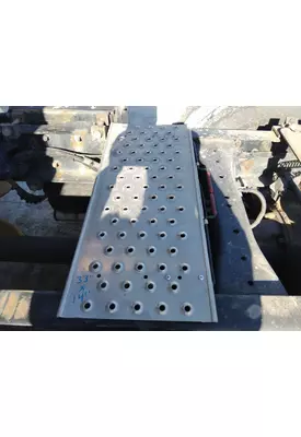 PETERBILT 579 DECK (CATWALK) STEP