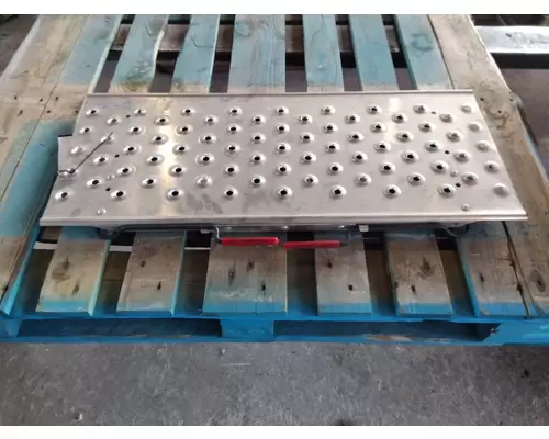 PETERBILT 579 DECK (CATWALK) STEP