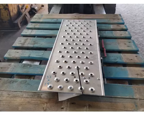 PETERBILT 579 DECK (CATWALK) STEP