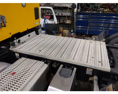 PETERBILT 579 DECK (CATWALK) STEP