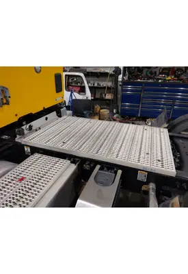 PETERBILT 579 DECK (CATWALK) STEP