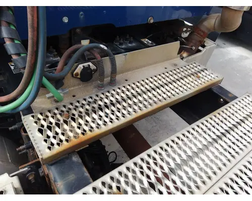 PETERBILT 579 DECK (CATWALK) STEP