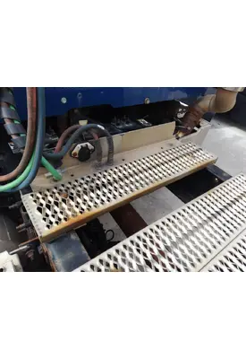 PETERBILT 579 DECK (CATWALK) STEP
