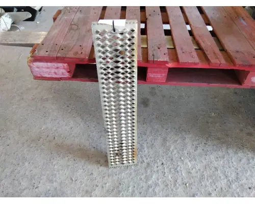 PETERBILT 579 DECK (CATWALK) STEP