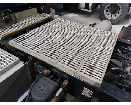 PETERBILT 579 DECK (CATWALK) STEP