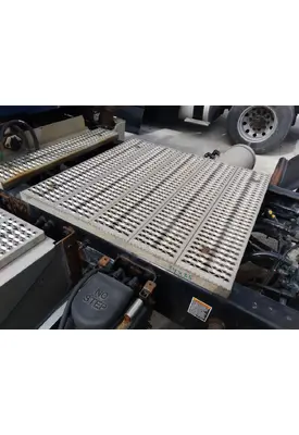 PETERBILT 579 DECK (CATWALK) STEP