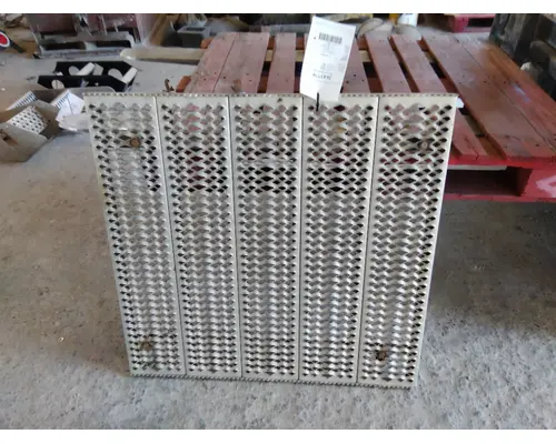 PETERBILT 579 DECK (CATWALK) STEP