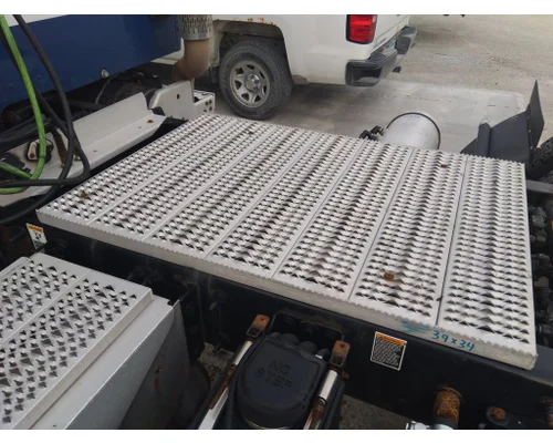 PETERBILT 579 DECK (CATWALK) STEP
