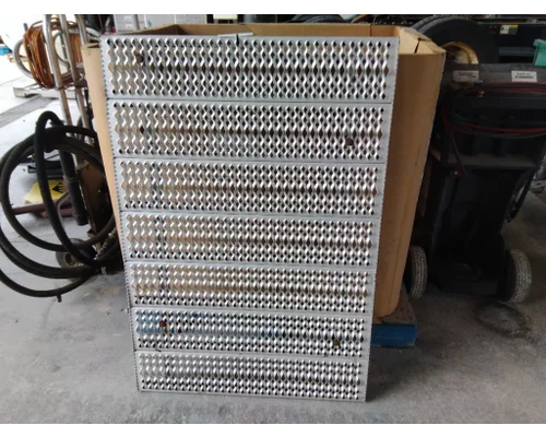 PETERBILT 579 DECK (CATWALK) STEP