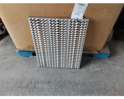 PETERBILT 579 DECK (CATWALK) STEP