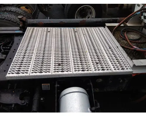 PETERBILT 579 DECK (CATWALK) STEP