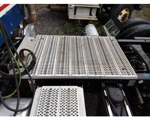 PETERBILT 579 DECK (CATWALK) STEP