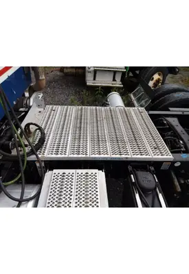 PETERBILT 579 DECK (CATWALK) STEP