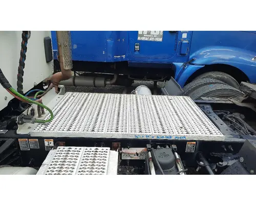 PETERBILT 579 DECK (CATWALK) STEP