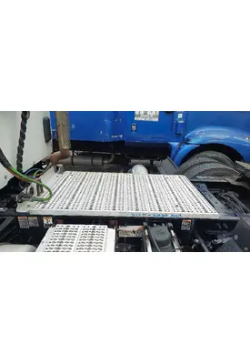 PETERBILT 579 DECK (CATWALK) STEP