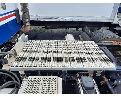 PETERBILT 579 DECK (CATWALK) STEP