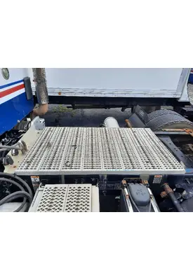 PETERBILT 579 DECK (CATWALK) STEP