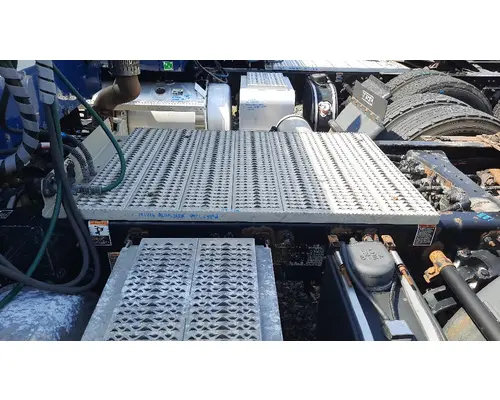 PETERBILT 579 DECK (CATWALK) STEP