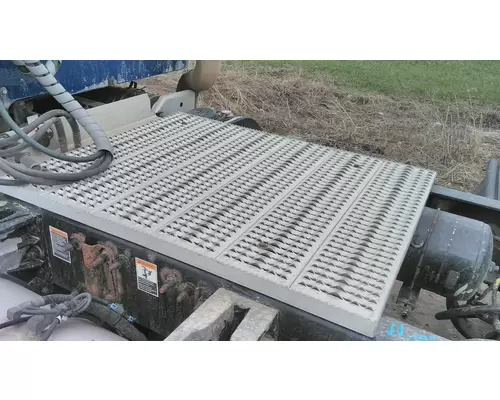 PETERBILT 579 DECK (CATWALK) STEP