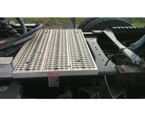 PETERBILT 579 DECK (CATWALK) STEP