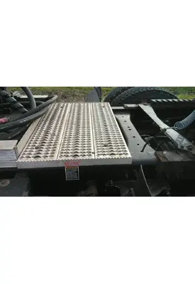 PETERBILT 579 DECK (CATWALK) STEP