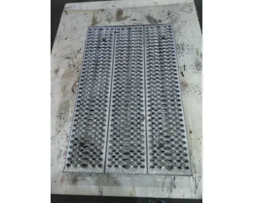 PETERBILT 579 DECK (CATWALK) STEP