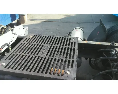 PETERBILT 579 DECK (CATWALK) STEP